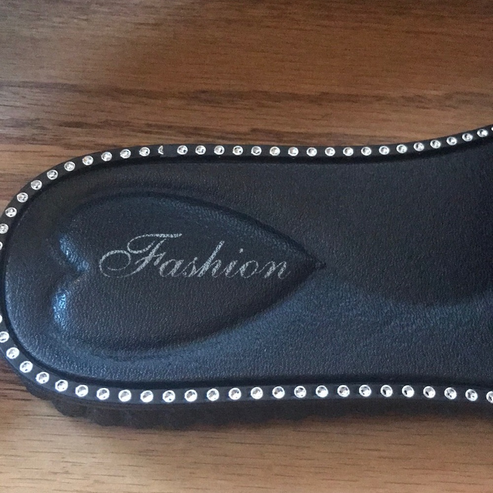 Studded Black Slides with Red Lips - Picture 4 of 6